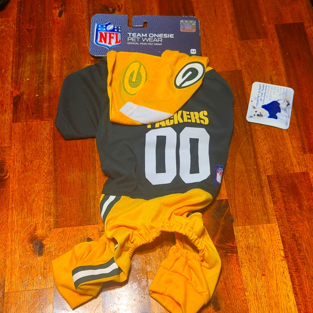 NFL Green Bay Packers Dog Outfit Size Medium.  New with tags.